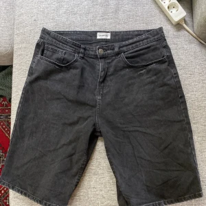 Your turn baggy jean shorts - Köpte de här för någon vecka sedan och använt väldigt lätt. Tvättad en gång och inte använd sedan dess. Tyvärr för stora för mig i midjan. Är w32/L Skick 10/10 Kan mötas upp i Gbg 