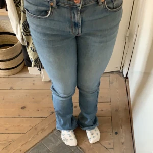 Ljus blå bootcut jeans - Säljer dessa jeans då de inte kommer till användning💕 