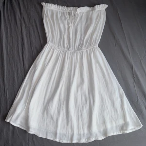 Söt tunn sommarklänning - Söt tunn sommar klänning från nelly storlek S, fint skick, knappt använd. 