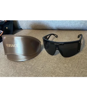 Solglasögon Versace - Solglasögon som jag fått i present, använt typ 2 gånger bara. Mycket bra i skick och snygga. 
