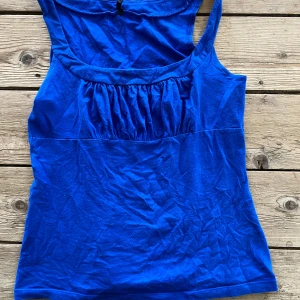 Blått linne - Superfint blått linne med scrunched del vid bysten. Obs, linnet är inte strykt på bilden. 💋