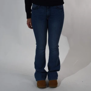 Bootcut jeans midwaist från H&M  - Modellen bär i vanliga fall S och är 160 cm lång 
