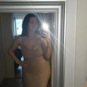 Madeleine Bitici X Bubbleroom Madeleine Sparkling Strap Dress Champagne L - Jättefin glittrig champagnefärgad långklänning.  Använd 1 gång, 250 kr inkl frakt. Eller bud!🥰