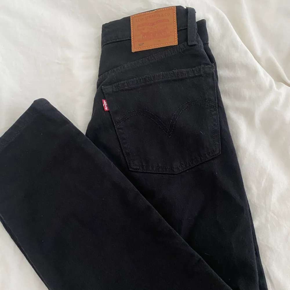 Säljer dessa svarta jeans från Levi’s i modellen 501. Endast använda 1 gång, säljer dom pga att dom tyvärr inte kommer till användning.. Jeans & Byxor.