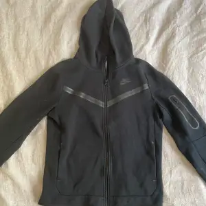Säljer min Nike Tech Fleece hoodie. Stl 158-170 (passar S/M) Använd ett fåtal gånger. Köpare står för frakten. Skriv gärna vid funderingar. 