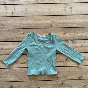 Mintgrön tröja  - Tröja i superfin mintgrön färg med trekvarts ärmar. Köpt från lager 157 i storlek xs/s. Ursäktar att tröjan inte är strykt på bilden💋