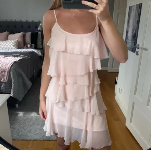 Klänning - jätte fina rosa klänning i S🩷 den har silke i och skjusterbara band, och dragkedja på sidan