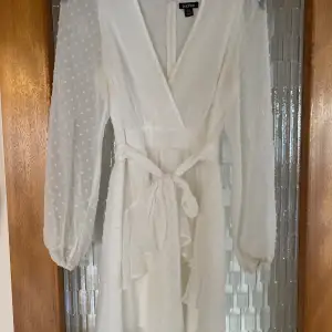 Säljer denna vita klänningen ifrån boohoo i storlek 38. Använd enbart till min konfirmation och kommer inte längre till användning därav säljer jag den. Inga slitage 💗
