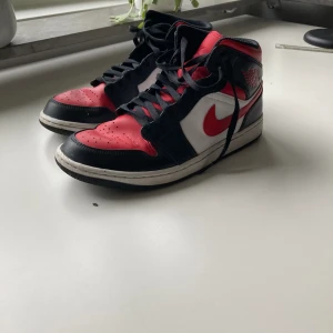 Jordan 1 Mid Fire Red - Ganska använda och har några creases 