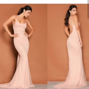 Balklänning  - Intressekoll på min ljusrosa/korall klänning från Ida Lanto💕💕 Fått hål längst ner på släpet, går att laga