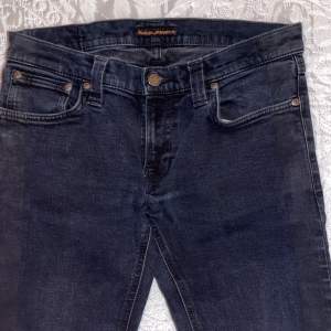Snygga Nudie jeans passform är slimfit skick 10/10 inga defekter nypris 1600kr