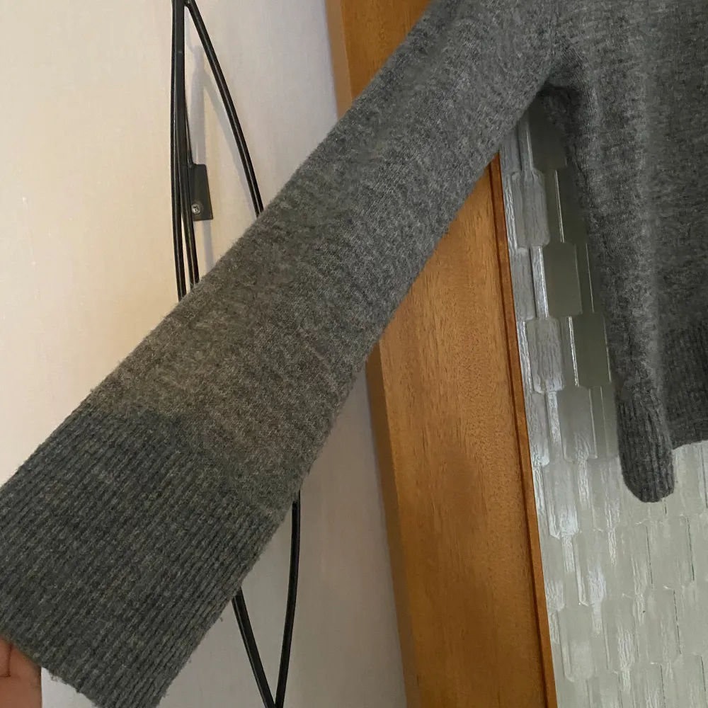Säljer denna gråa stickade tröjan med lite utsvängda armar från hm i storlek S. Säljer då jag inte tycker den satt så bra på mig. Använd fåtal gånger, inga slitage 💗. Tröjor & Koftor.