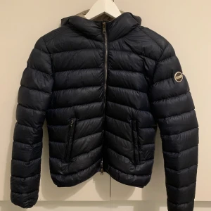 Colmar jacka - En Colmar jacka i storlek 42 (italiensk storlek), väl använd och har därför lite defekter, 2 mindre bitar av dragkedjan saknas (se bild) vilken kan göra att det släpper ibland och färgen inne i jackan ser använd ut, utöver det är den i bra skick.
