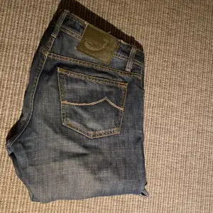 Säljer mina Jacob Cohen jeans. Säljer för att jag har växt ur dem. Skick: 9/10 använda bara ett par gånger. Storleken är 32. Nypris: 5300 kr, mitt pris: 1299 kr. Hör av er vid övriga funderingar!