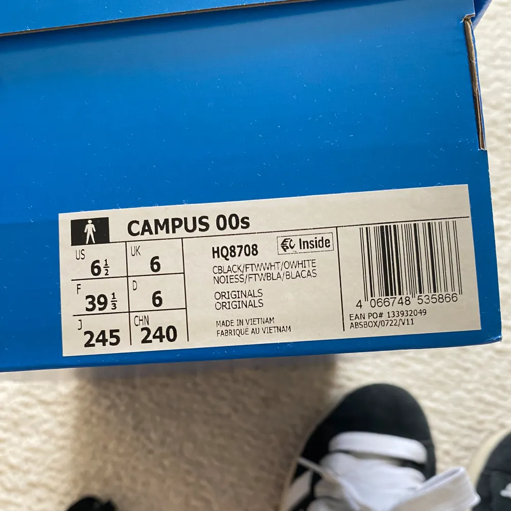 Adidas campus 00s i svarta, köpta för 1 250kr men säljer de för ett super bra pris även om de endast är använda i ca 3 veckor, säljer för dom var för stora.. Skor.