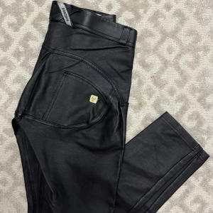 Freddy wr up skinnbyxor - Superfina skinnbyxor från Freddy WR UP, storlek S. Mycket fint skick. För små för mig så aldrig blivit använda. 