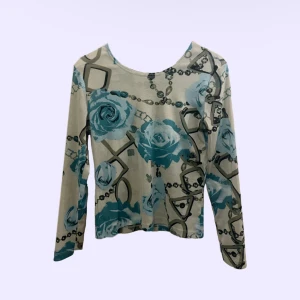 tröja med blå rosor  - sjukt cool långärmad tröja med motiv av rosor och kedjor köpt på humana. knappt använd🌀🌹⛓️