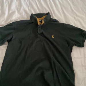 Polo Ralph lauren piké - En svart/brun Ralph lauren piké i storlek 3xl  I bra skick kan gå ner vid snabb affär 