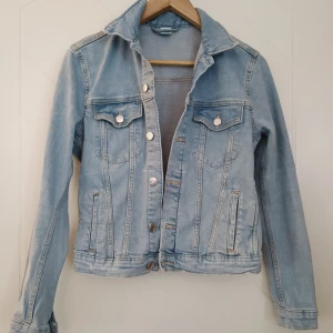 Jens jacka - Perfekt nu till sommaren, den är använd men ser som ny ut. Skulle säga att den passar lite mindre men tyget har lite stretch 