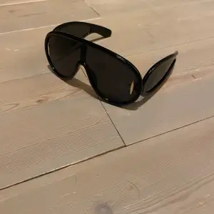 Helt nya svarta solglasögon i cool modell 