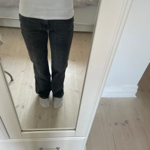 Low Waist Svarta Jeans - Säljer dessa skitsnygga svarta jeans, som tyvärr inte kommit till så mycket användning💗  Nypris 500kr
