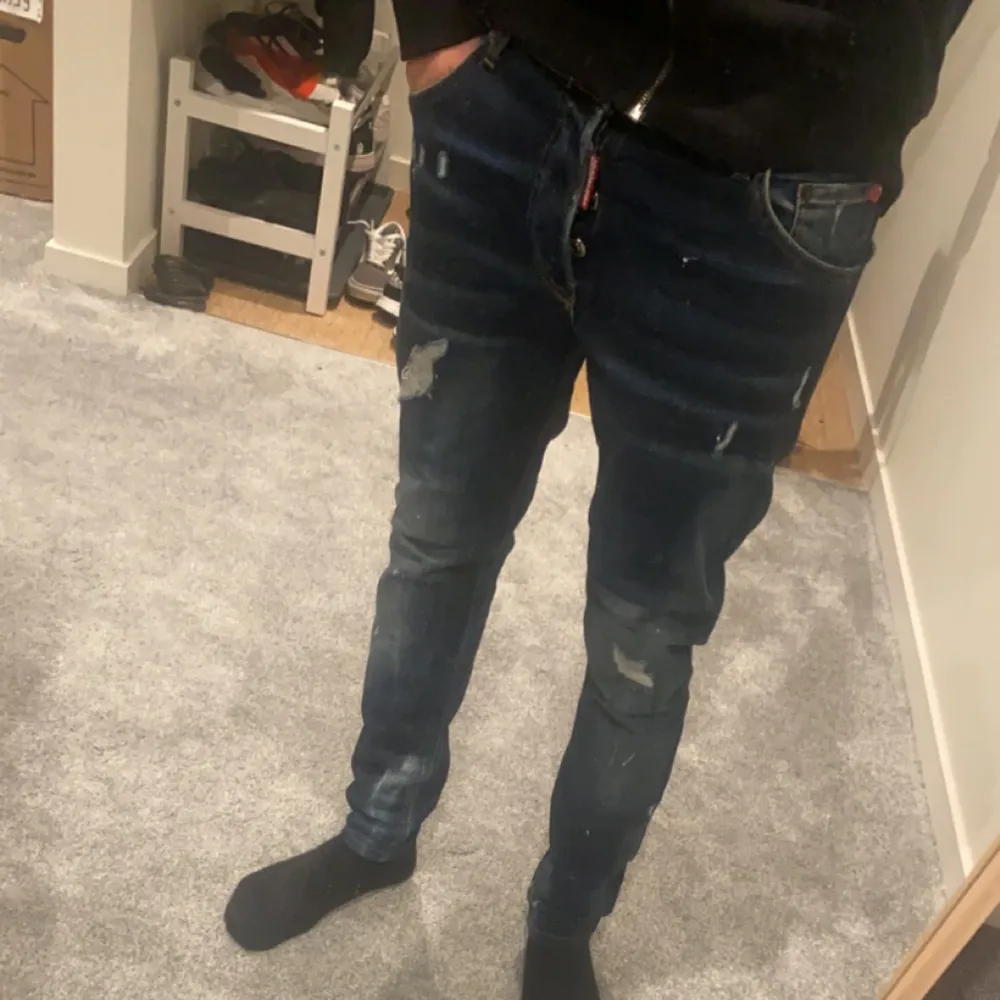 Jeansen är i ny skick och passar dig som är runt 170 jag är 173 och dem passar mig. Jag har inte kvitto därav priset men den förra ägaren påstod att dem var äkta. Byten kan vara intressant . Jeans & Byxor.