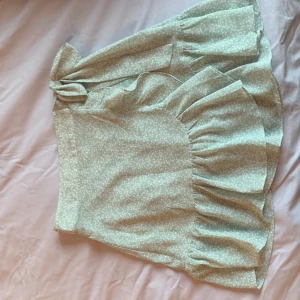 Söt sommarkjol mini - Jättesöt minikjol från nakd  Inte mycket använd och säljer eftersom den tyvärr har blivit för liten 💕  Storlek 34☺️ har shorts under 