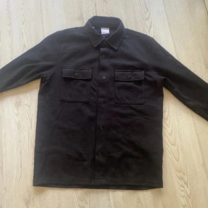 Selected homme overshirt - Grish overshirt från Selected homme som är i bra skick. Nypris är ungefär 800kr och pris går att diskutera 