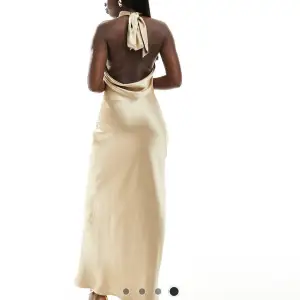 Säljer denna jätte fina balklänningen från ASOS då jag hitta en annan🥰 Endast prövad, alla prislappar är kvar!🥰matt guld och storlek 34