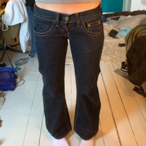 replay jeans!! - så snygg och unika Replay jeans!! Bra skick❤️ säljer då dem tyvärr är för små