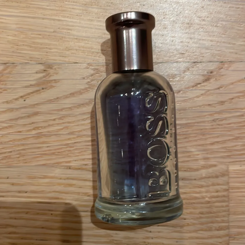 Tjenare! Här säljer jag en underbar parfym från Hugo Boss som är väldigt fräsch och maskulin. Parfymen har ungefär 30ml kvar utav 50ml. Orginalpris: 800kr. Övrigt.