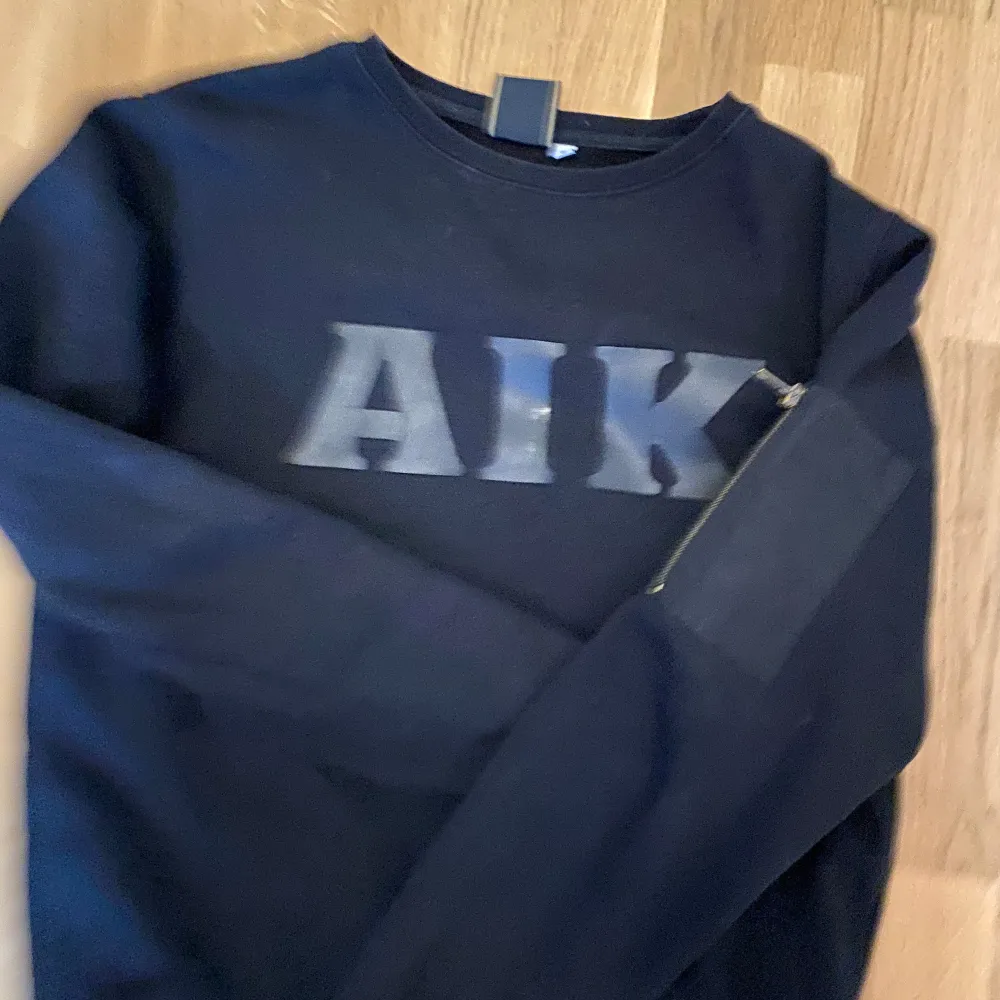 AIK-tröja i storlek S men passar även M. Säljs eftersom den inte kommer till användning. Pris kan diskuteras!!. Tröjor & Koftor.