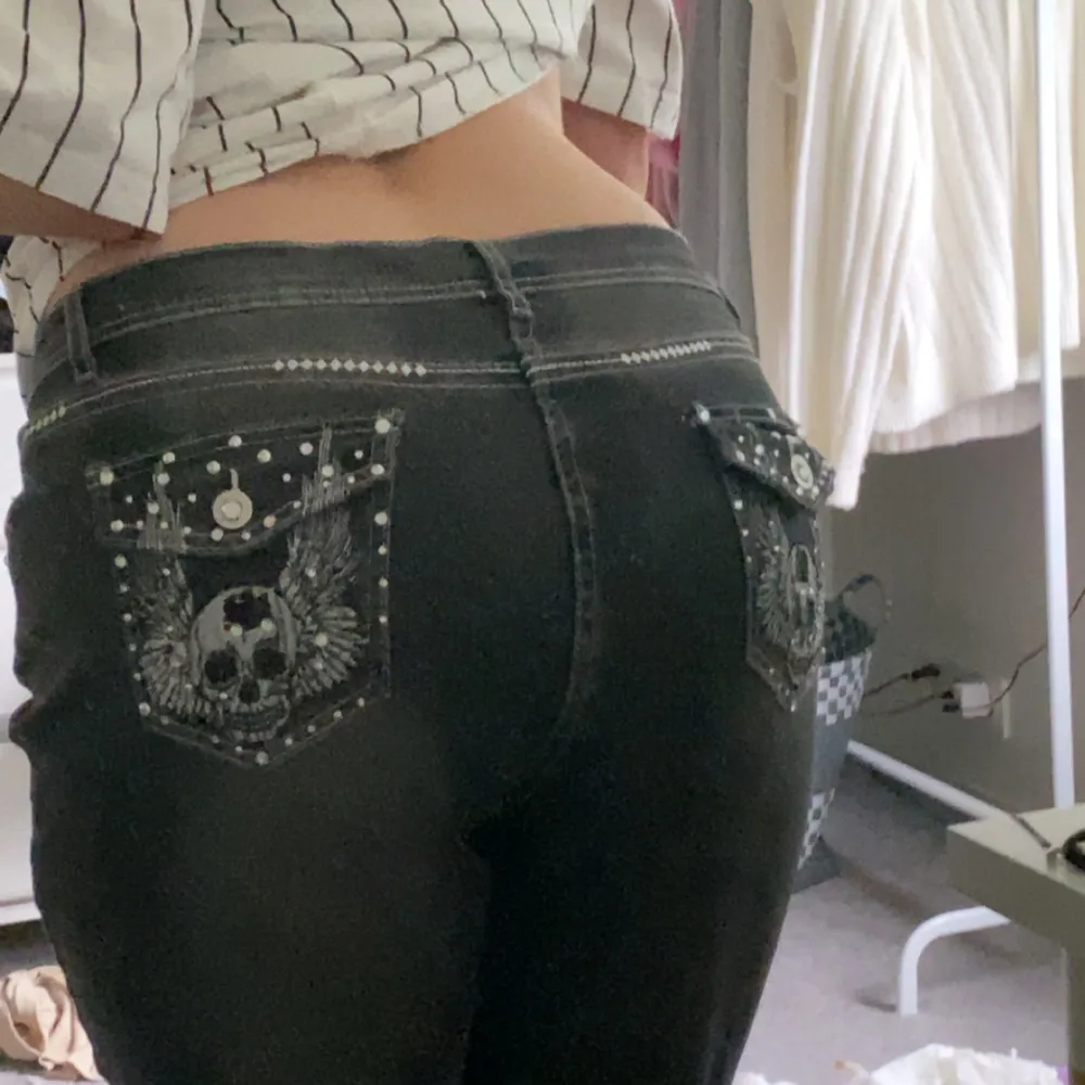 As snygga jeans jag köpte online som jag ej använder för det inte är min stil längre, ganska lågmidjade och de har snygga detaljer 😋. Jeans & Byxor.