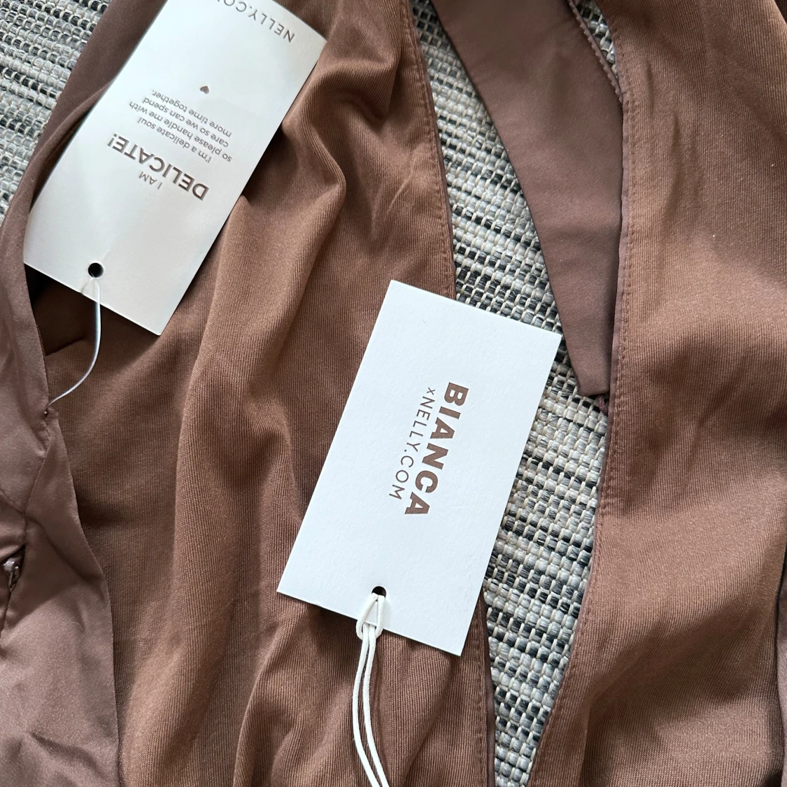 Halterneck klänning med öppenrygg  - 91