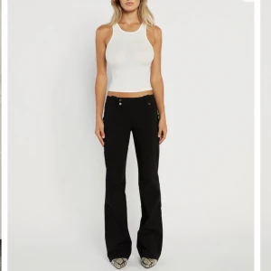 Tiger mist kostymbyxa - Säljer dessa as snygga lågmidjade kostymbyxor i bootcut ifrån Tigermist i M. De har snygga detaljer och fejk fickor baktill. Jag är 157 ungefär och det går ner på fötterna till mig, dock uppsydda men går säkert att sprätta upp om man önskar, vet ej💓