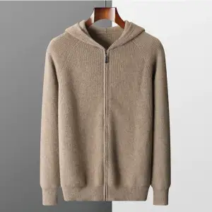 Säljer denna oanvända Ull-hoodie från Merley Stockholm då jag fick hem fel storlek. Den är fortfarande paketerad, därför är det inte mina egna bilder (se bild 3). Skick: 10/10 (HELT NY) Nypris: 979kr