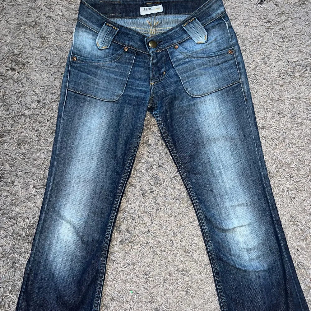 Lågmidjade utsvängda Lee jeans som tyvärr är för små för mig som brukar bära S💞 passar nog XS-XXS Bara att höra av sig vid frågor!💗. Jeans & Byxor.