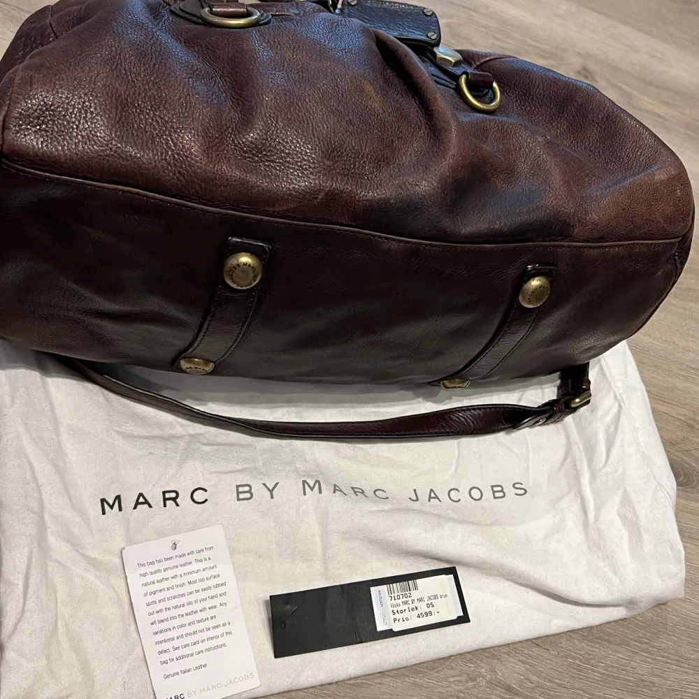 Fler av Marc Jacobs väskor i profilen ->>>> Ett gammalt modell Marc Jacobs väska som är köpt för fler år sedan från NK. Botten har lite vatten skada (se 4e bilden)💐Tar emot bud. Väskor.