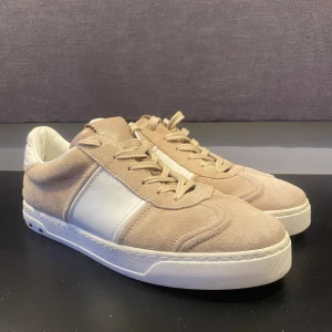 Valentino Flycrew Skor  - Hej! Säljer nu mina skor storlek 40, från märket Valentino ,  bra skick en nit saknas tveka inte på att höra av dig om du har frågor eller funderingar kring skorna! 