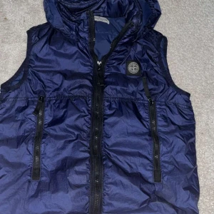 Stone island väst  - Stone island väst helt ny oanvänd nypris är 4500 hör av dig vid frågor och funderingar storlek 12 år