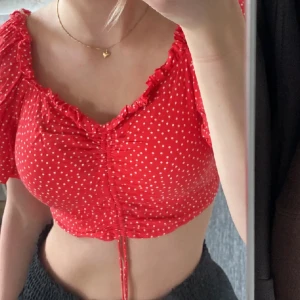 Zara topp - Zara topp som inte längre finns kvar att köpa❣️Färgen ser ej orangetonad i verkligheten! Kontakta för fler bilder💝💕