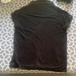 Svart t-shirt - Svart t-shirt i storlek 140