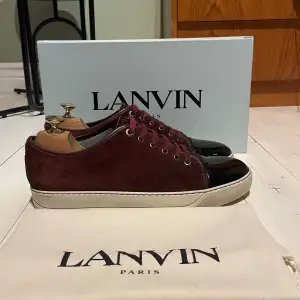 Hej! Säljer nu dessa super eftertraktade Lanvin skor. Skorna är i toppskick 9/10(liten defekt). Med skorna medföljer dustbag och box 