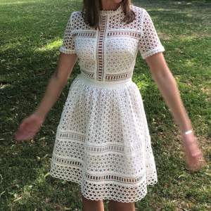 Säljer min vita By Malina Emily klänning i storlek xs (men passar mig som har s). Jag har användt klänningen 1 gång så den är i mycket fint skick. Hör av dig om du har några frågor 💞🌸 
