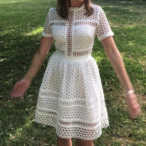 By Malina Emily dress/klänning  - Säljer min vita By Malina Emily klänning i storlek xs (men passar mig som har s). Jag har användt klänningen 1 gång så den är i mycket fint skick. Hör av dig om du har några frågor 💞🌸 