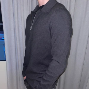 Samsøe Samsøe tröja - ✨Säljer nu denna super snygga tröjan i nyskick. Använd 2 gånger, säljer pga tycker den är stor på mig. Nypris 1400kr mitt pris 1199kr men kan diskuteras vid snabb affär🤝🏽