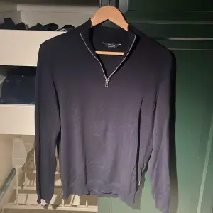 Tja! Säljer min navy halfzip från only&sons eftersom jag ej använder den. Storlek S passar mig som är 176. Mycket bra skick. 