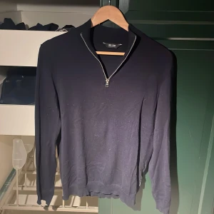 Only&sons navy halfzip - Tja! Säljer min navy halfzip från only&sons eftersom jag ej använder den. Storlek S passar mig som är 176. Mycket bra skick. 