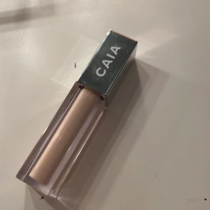 Caia concealer  - Säljer denna front row concealern från Caia. Den är i färgen 1N. Den är endast använd en gång för att se om den var min färg. Säljer för att den inte var min färg❤️ Ordinarie pris är 195 och jag säljer för 100❤️