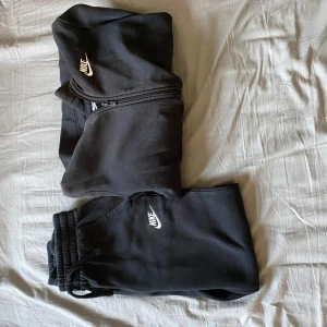 nike tracksuit - Jag säljer detta nike sett/tracksuit för den inte passar mig längre så har ingen användning så kan lika bra sälja den om någon skulle vara intresserad av den